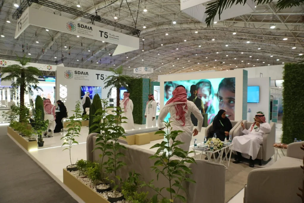 زوار داخل جناح معرض مزين بالنباتات